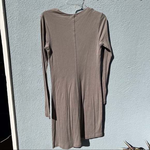James Perse V-neck longsleeve T-shirt dress in fawn size 3 - Picture 4 of 6